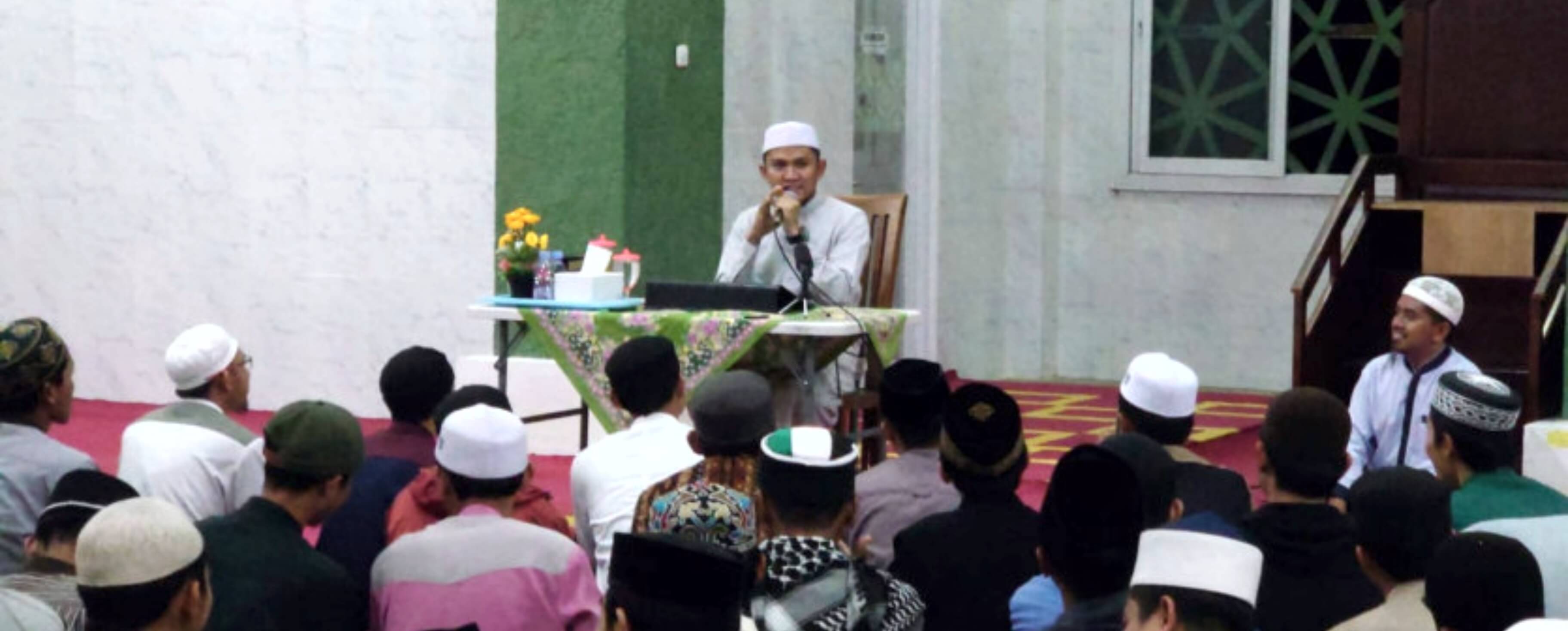 “Membaca dan menulis adalah dua kemampuan yang bisa diasah secara bersamaan. Tuliskan apapun yang hendak kita tuliskan, jika dirasa tidak memiliki ide untuk gagasan yang kita tulis, maka istirahat sejenak untuk membaca dan menggali informasi apa dari bahan yang kita baca”.